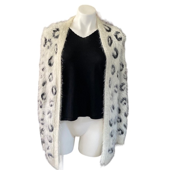 Apt. 9 Shaggy Black and White Open Leopard Sweater Soft Cozy Casual Wint… - Picture 1 of 5